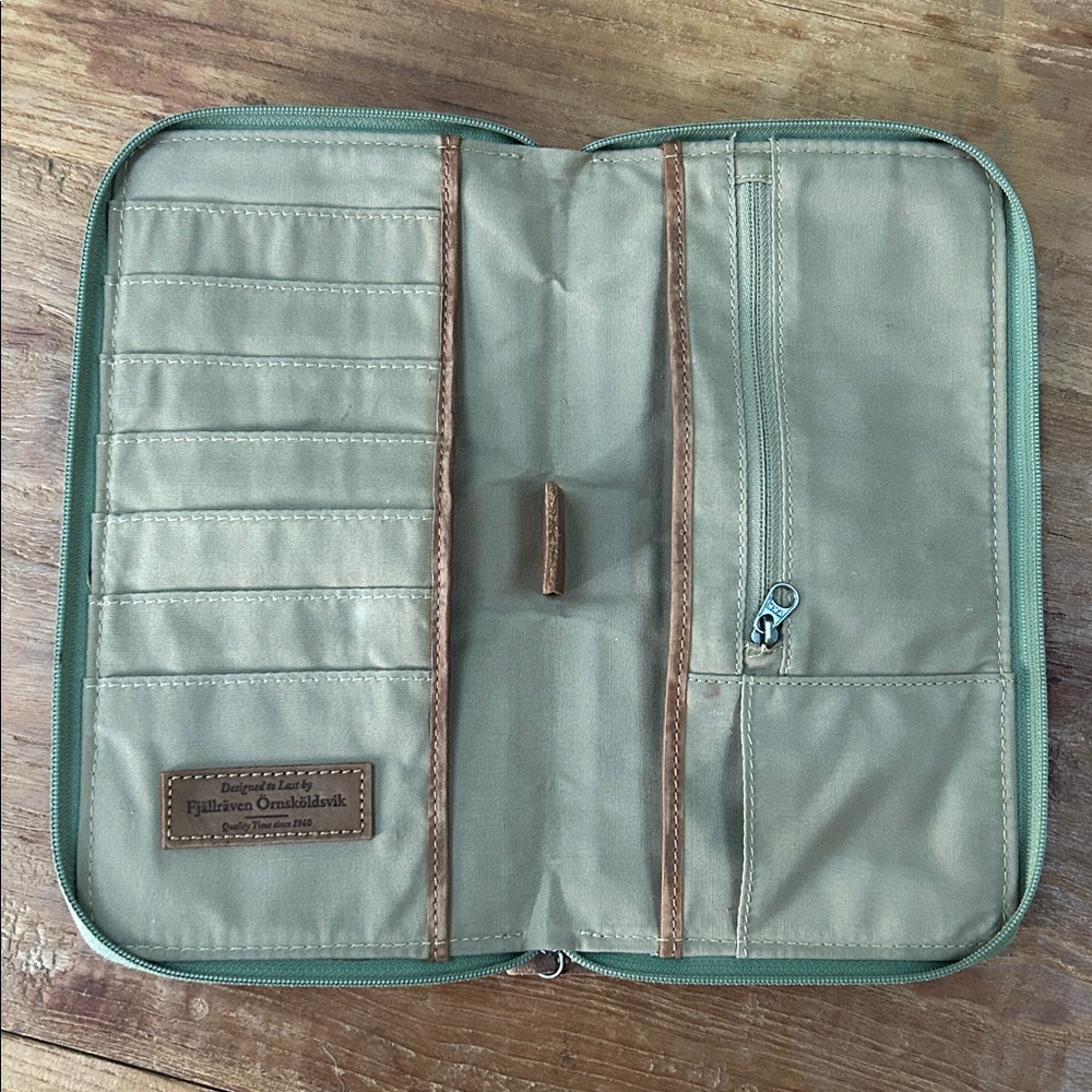 Fjällräven Green Travel Wallet with Fox Logo - Picture 3 of 3
